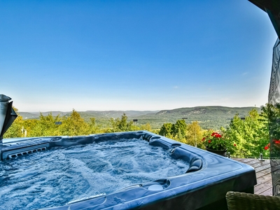 Single-Family in Sainte-Anne-des-Lacs, Quebec