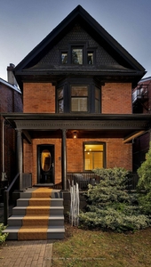 84 Dearbourne Ave Toronto, ON M4K1M7