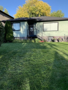 Calgary Pet Friendly House For Rent | Highland Park | Cozy home, beautiful backyard, close