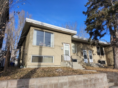 Calgary Pet Friendly Townhouse For Rent | South Calgary | NICE 3-BED, 2-Bath CORNER TOWNHOUSE