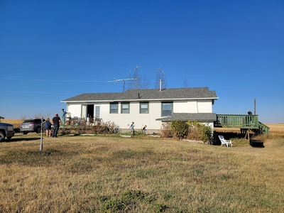 Strathmore Pet Friendly Acreage For Rent | Stunning Acreage, 10 mins from