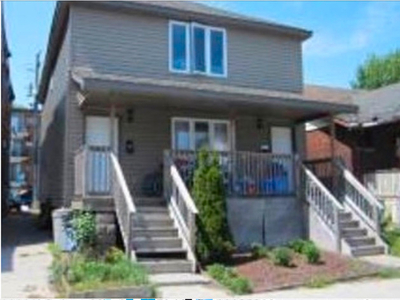 1 bdrm in a spacious upper unit close to Uwin Main,Law school