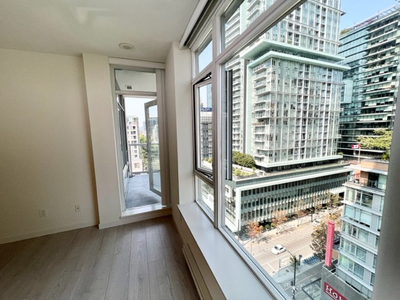 1BR and Den UNFURNISHED w/ Balcony and City Views
