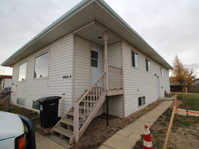 #7571 4 Bed/ 2 Bath Side By Side Duplex Available April 1st