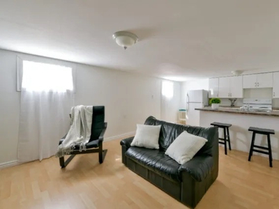 BRIGHT and RENOVATED 1 bedroom + small den Apartment 647-2427107
