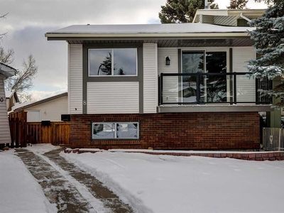 Calgary Pet Friendly Duplex For Rent | Deer Run | Three bedroom +den duplex for