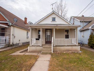 **CHARMING** 2 Bedroom House in Welland!!