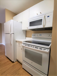 LOCATION, CARPET FREE, LAUNDRY/EACH FLOOR & PARKING INCLUDED!
