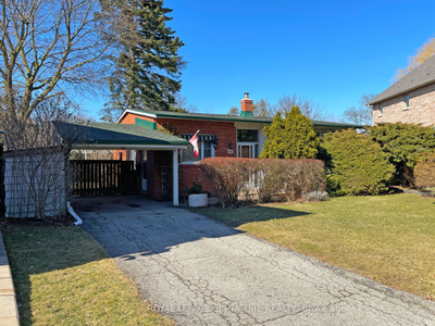 Opportunity knocks in this detached Don Mills home!