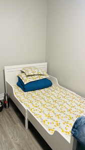 Shared room available $600 all included from 1 April(one boy).