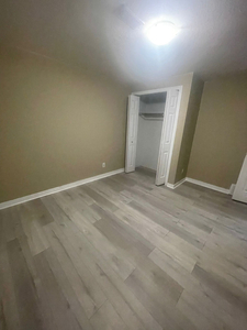 V spacious 2+1 bedroom unit for rent! Family + student friendly