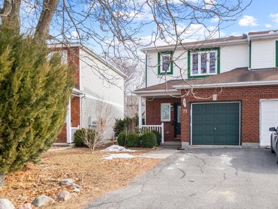 Well maintained END UNIT townhome home in Barrhaven