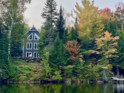 3 bedroom luxury Detached House for sale in Sainte-Anne-des-Lacs, Canada