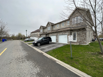 Recent house with garage and yard in Plateau minutes to Ottawa