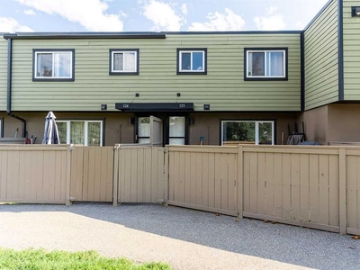 Calgary Townhouse For Rent | Glenbrook | Renovated 3 Bedroom Townhouse near