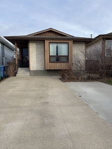 Lethbridge Room For Rent For Rent | Indian Battle Heights | Close to university. Renting bedrooms