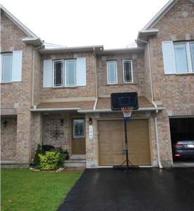 Beautiful 3 bed 3 bath townhouse for rent in Kanata