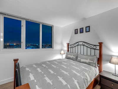 Discounted Sub-Master Bedroom in Downtown Van! |AVAILABLE