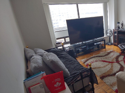 Downtown shared room, yummy meals, Yonge/College