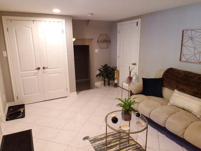 FONTHILL 1 bedroom *CLEAN *UPDATED *Lower level WALKOUT* All inc