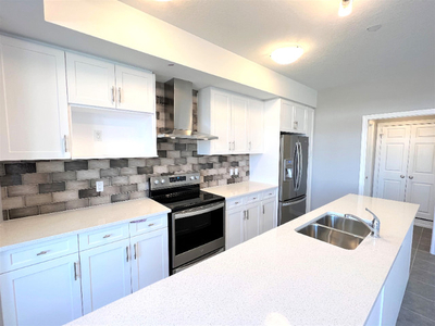 GORGEOUS 3 BED, 2.5 TOWNHOUSE WITH BEAUTIFUL FINISHES THROUGHOUT
