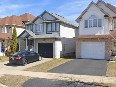 GORGEOUS 5 BED 5 Baths detached house in Laurelwood !!!