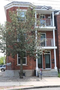 Well Maintained 2 +1 Bedroom, 2nd Floor Apartment Walking Distance to OttawaU | 1-328 Osgoode Street, Ottawa