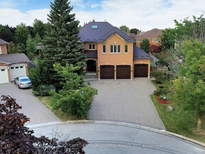 15 Delevan Crt Richmond Hill, ON L4B 3W8