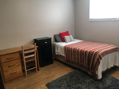 DOWNSTAIRS MASTER BEDROOM AVAILABLE FOR RENT IN VARSITY NW