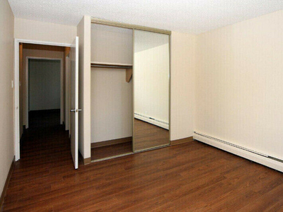 one Bright & Large Room in 2bedroom Apartment - Downtown Calgary