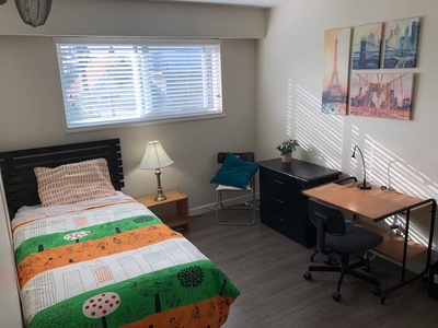 room available, 6 mins to SkyTrain, only 16 mins to Downtown