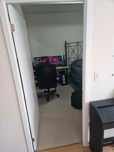 ROOM-SINGLE furnished Available May