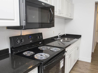 SPRING TERM SUBLET - STEPS FROM LAURIER AND CLOSE TO UW
