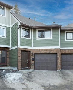 Townhouse For Sale In Silver Springs, Calgary, Alberta