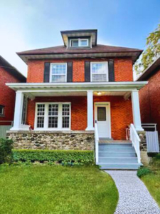 ✰ DOWNTOWN Windsor - 5min to Hospital - ROOM for 200/week ✰