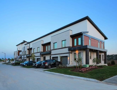 West 5 Townhomes | 1400 Riverbend Road, London