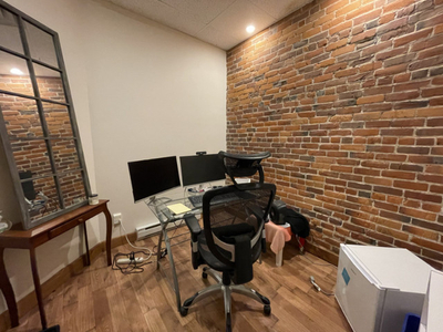 Granby - Beau petit bureau avec mur de briques