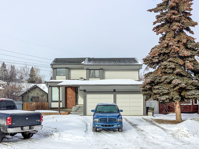 Calgary Pet Friendly House For Rent | Deer Run | Four Bedroom Family Home in