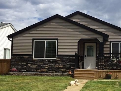 Fort McMurray Pet Friendly Main Floor For Rent | Thickwood | Garage and Utilities included