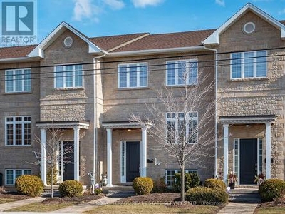 Townhouse For Sale In South Common, Mississauga, Ontario