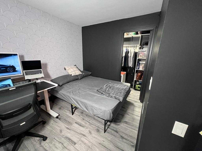 Spacious Room for Rent at Yonge and Eglinton