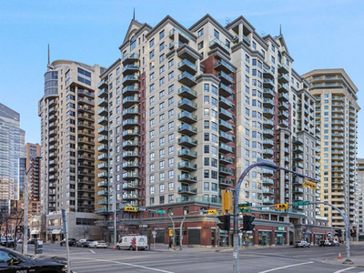 2BED Downtown West End Condo w/Oversized Balcony & River Views
