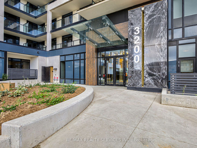 Luxury Living in Central Oakville! 2 Bed, 2 Bath Condo, Parking!