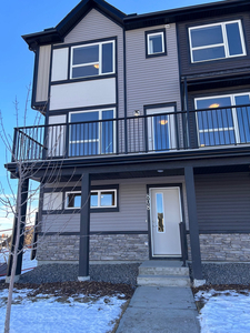 3 bed corner Unit - SW Calgary / 4 parking / Available