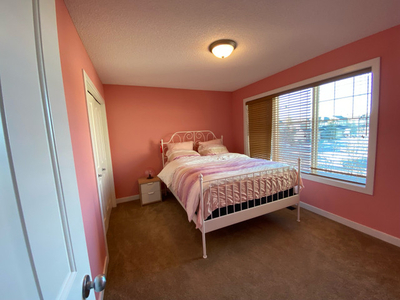 3 Bedrooms + Den Beautiful Single Family House in Cougar Ridge