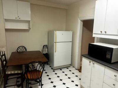 Large Room in Large Apt Dufferin Mall