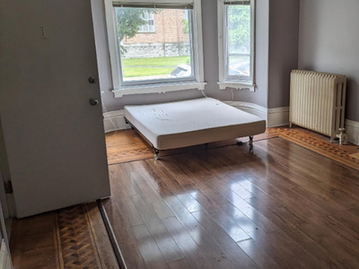 ONE MINUTE FROM QUEENS - Spacious Bachelor Apartment