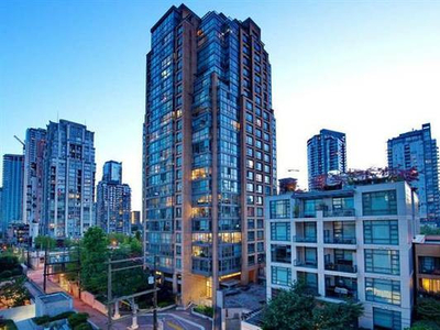 Pet Friendly 1 Bed + Den w/Parking in Yaletown! Available Now!