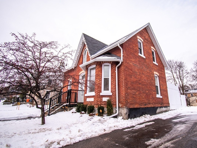 Quaint 2 Bed, 1 Bath in Charming Century Building Tri-Plex