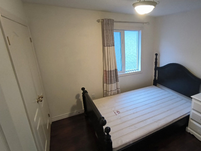 Quiet Clean Bedroom in Richmond Hill (Female only), $850/Month